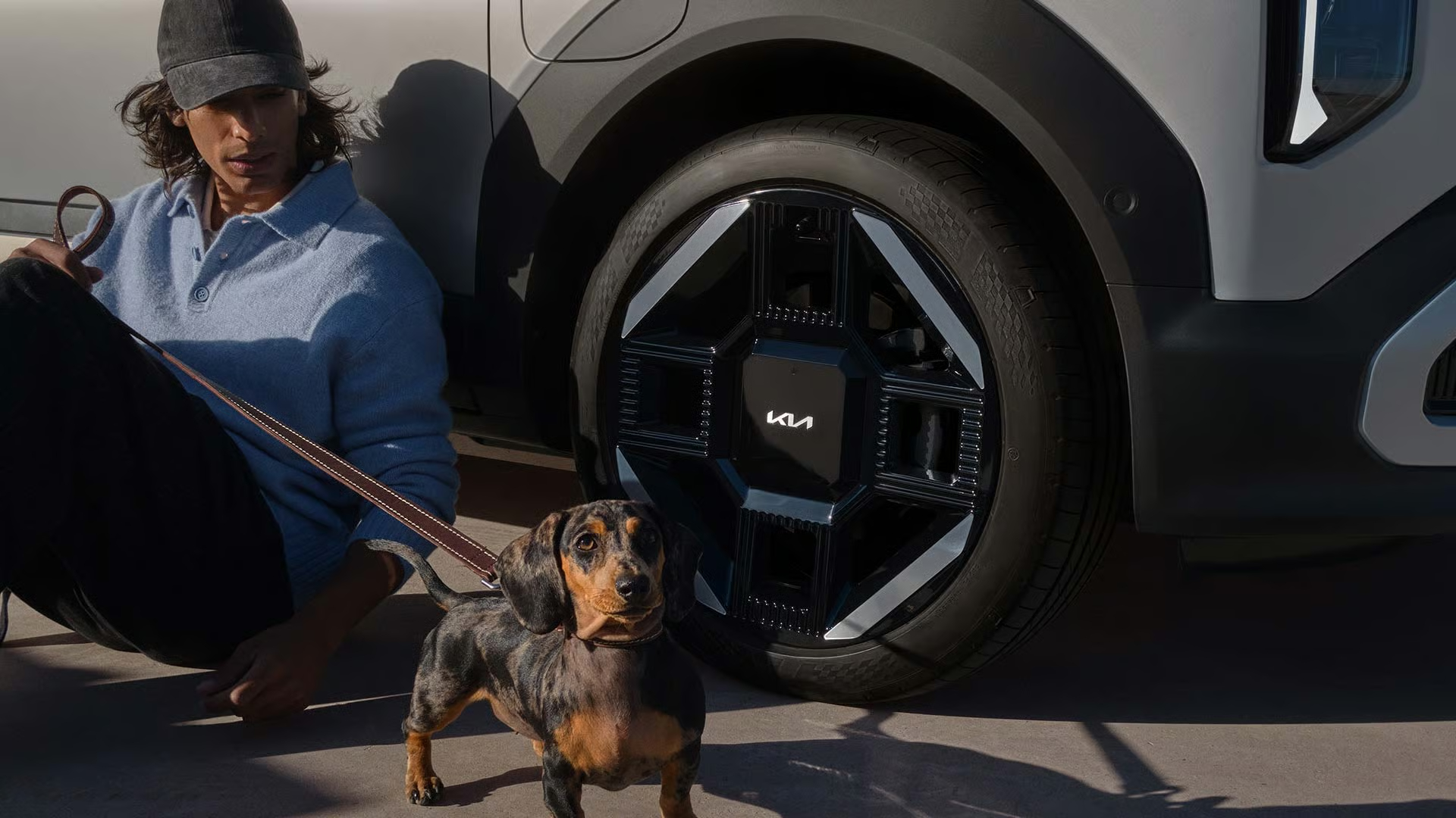 Kia EV2 Rad mit Mensch und Hund